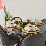 The Yorkshire Crown - Luxury - Free Parking Nearby Harrogate