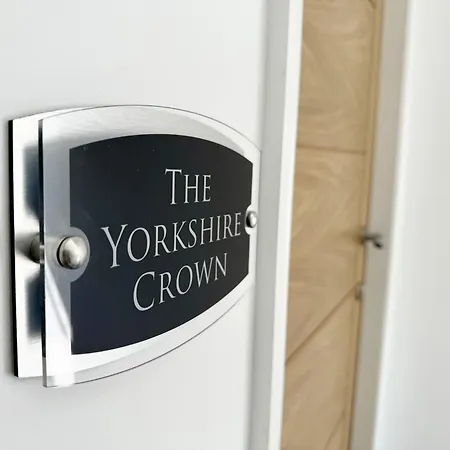 The Yorkshire Crown - Luxury - Free Parking Nearby Apartment