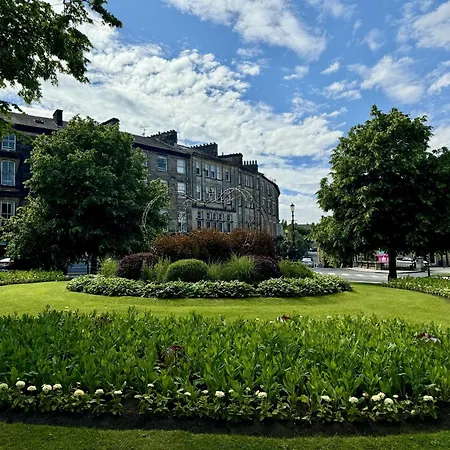 The Yorkshire Crown - Luxury - Free Parking Nearby *