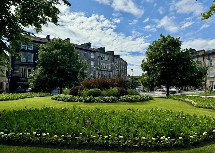 The Yorkshire Crown - Luxury - Free Parking Nearby *